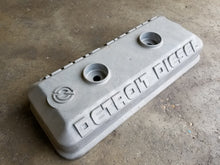 Charger l'image dans la galerie, 5103667 GENUINE NEW ROCKER COVER FOR DETROIT DIESEL 6V71, 6V92, 12V92 ENGINES, DIE CAST ALUMINUM, PLAIN FROM WOODLINE PARTS