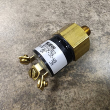 Charger l'image dans la galerie, Interstate-McBee® Detroit Diesel® 23520026 Switch (SPDT) (Make/Break) (30 PSI)