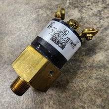 Charger l'image dans la galerie, Interstate-McBee® Detroit Diesel® 23520026 Switch (SPDT) (Make/Break) (30 PSI)