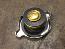 Charger l&#39;image dans la galerie, 6410879 GENUINE DETROIT DIESEL® EXPANSION TANK CAP (7#) (6410880, RC1) | woodlineparts.com