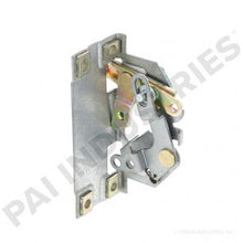 Charger l&#39;image dans la galerie, PAI 451552 NAVISTAR 1677434C2 LEFT HAND DOOR LATCH (5000 / 9000)